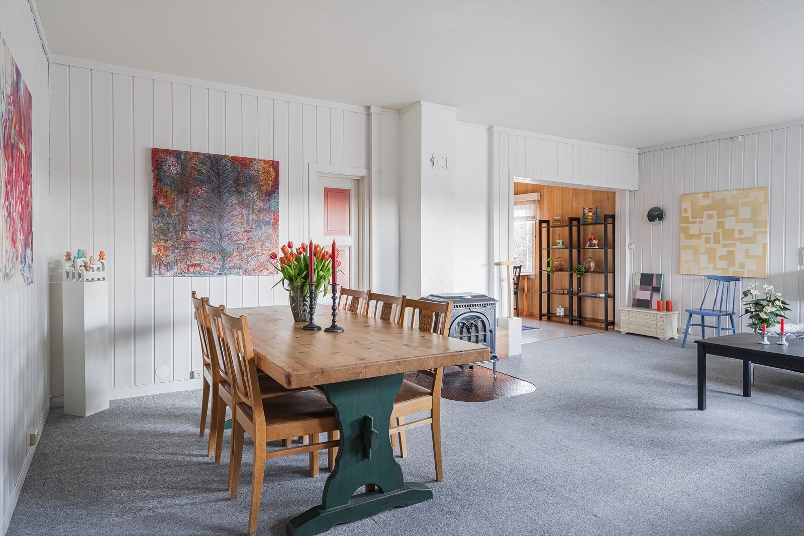 Boligen har sin egen sjarm og gode atmosfære, men har likevel behov for oppussing og modernisering for å tilfredsstille dagens krav til standard. Galleribilde