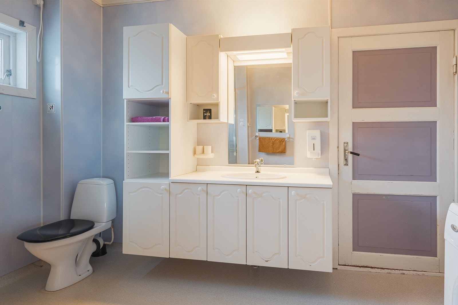 Baderom 1 har adkomst fra både stuen og gang/trapperom. Baderommet har våtromsbelegg på gulv med gulvvarme og våtromsplater på veggene. Det er opplegg for vaskemaskin. Galleribilde