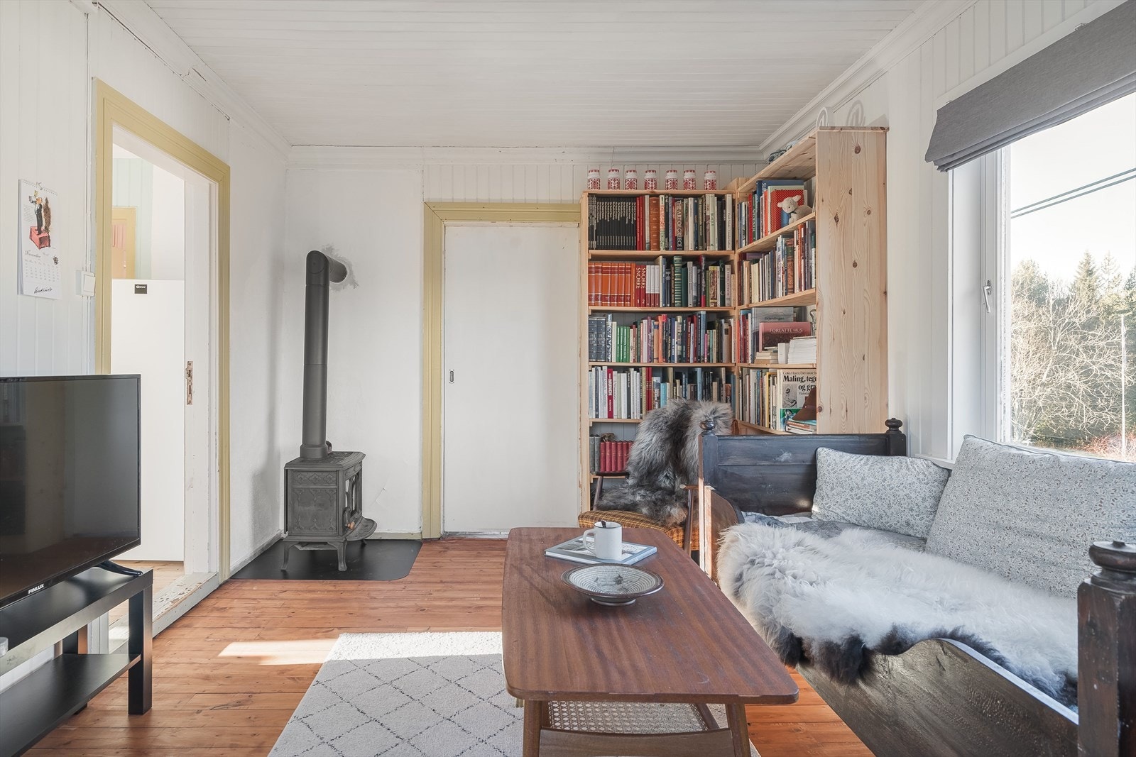 I hjørnet av rommet er det en koselig vedovn som ble montert i 2023. Galleribilde