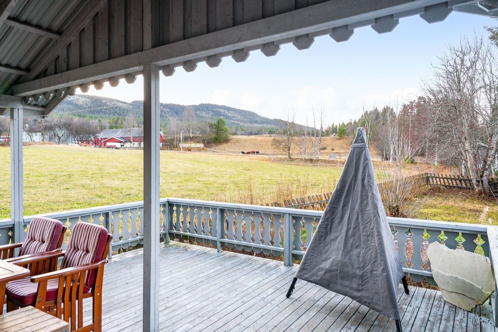 Ved inngangspartiet er det en solrik vestvendt terrasse på 23m². Beliggenheten mot vest sørger for gode solforhold til sent på kveld og det er hyggelig og naturskjønt utsyn. Galleribilde