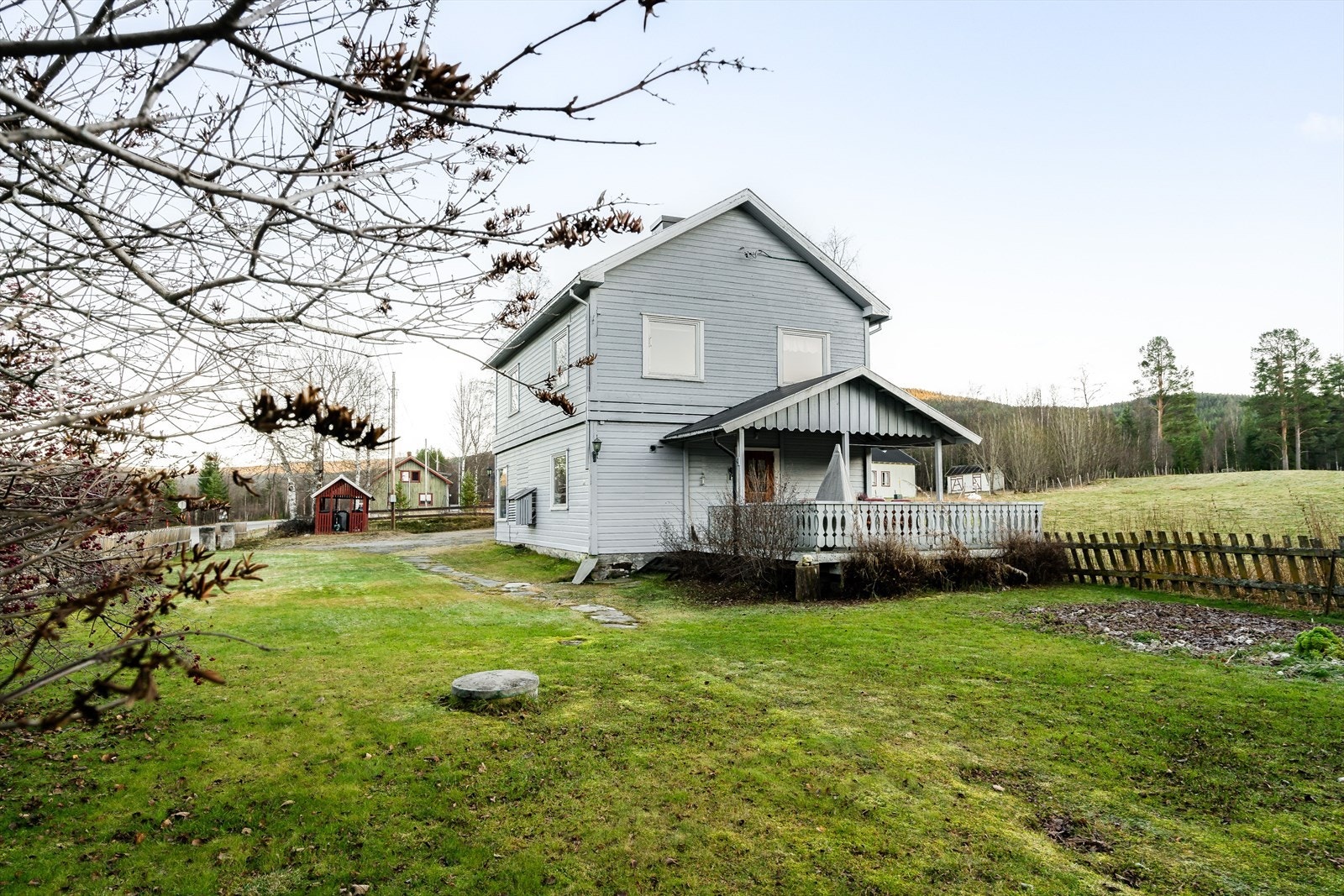Ganske flat tomt opparbeidet med plen og variert beplantning. Kjøkkenhage med bra matjord, rabarbra, potet, løk og salat. Galleribilde