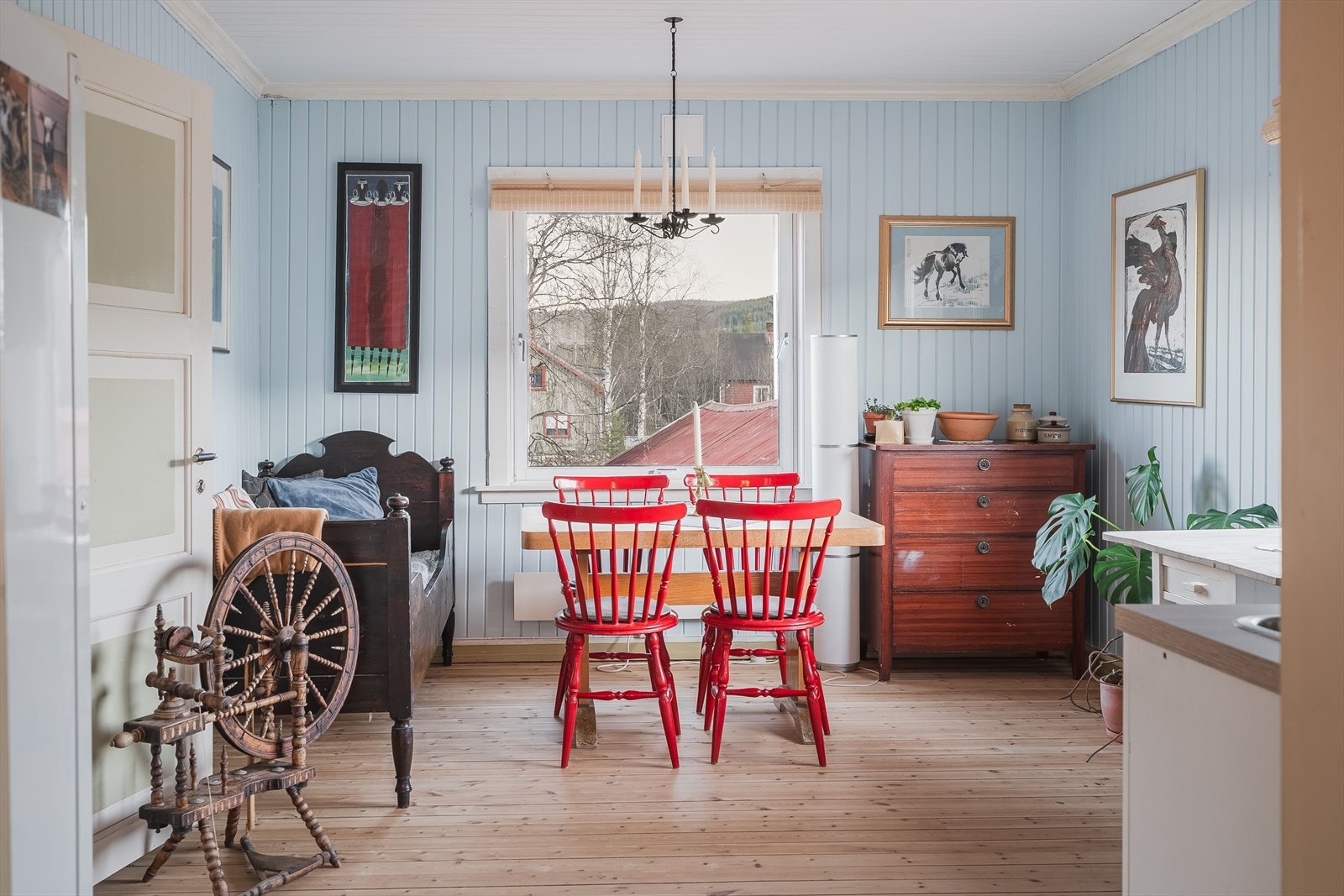 I boligens 2. etasje inneholder et sjarmerende kjøkken med spiseplass, stue, soverom og baderom. Galleribilde