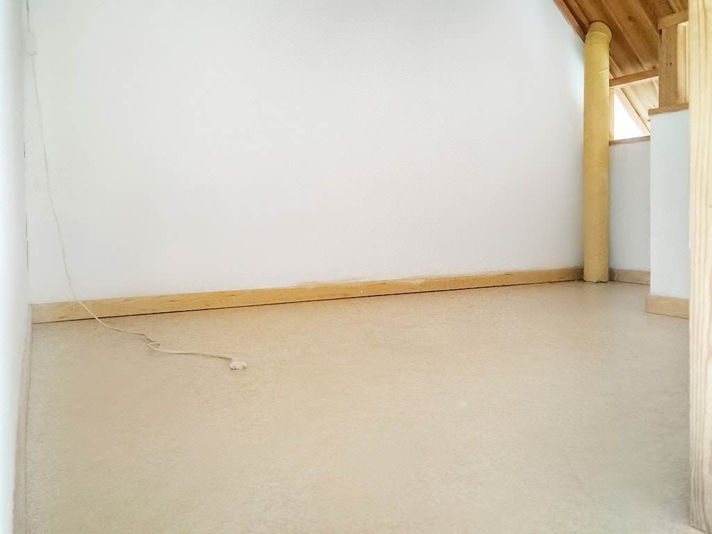 Hems med plass til en enkel seng eller dobbel madrass med litt justeringer. Galleribilde