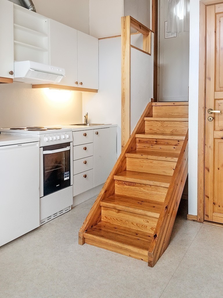 Kjøkkenkrok med vanlig størrelse på komfyr. Galleribilde