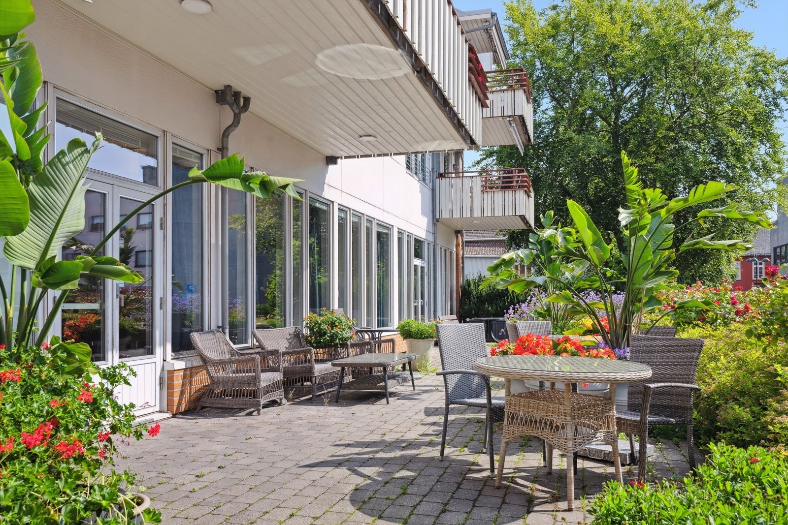Herlig felles uteplass i front av bygget. Galleribilde