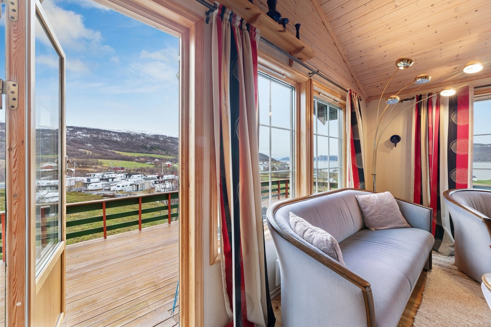 Fra stuen er det direkte utgang til en terrasse, et ideelt sted å nyte solrike dager, rolige kvelder og en flott utsikt. Galleribilde
