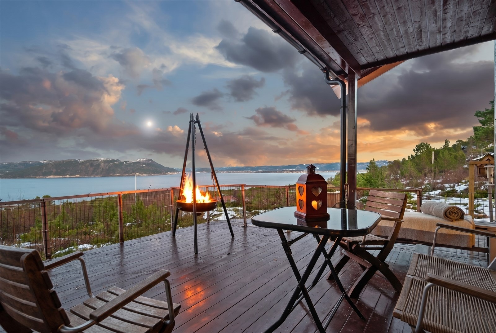 En herlig terrasse strekker seg rundt hele hytta, med belysning, utestikk og et samlet areal på rundt 140 kvm. Galleribilde