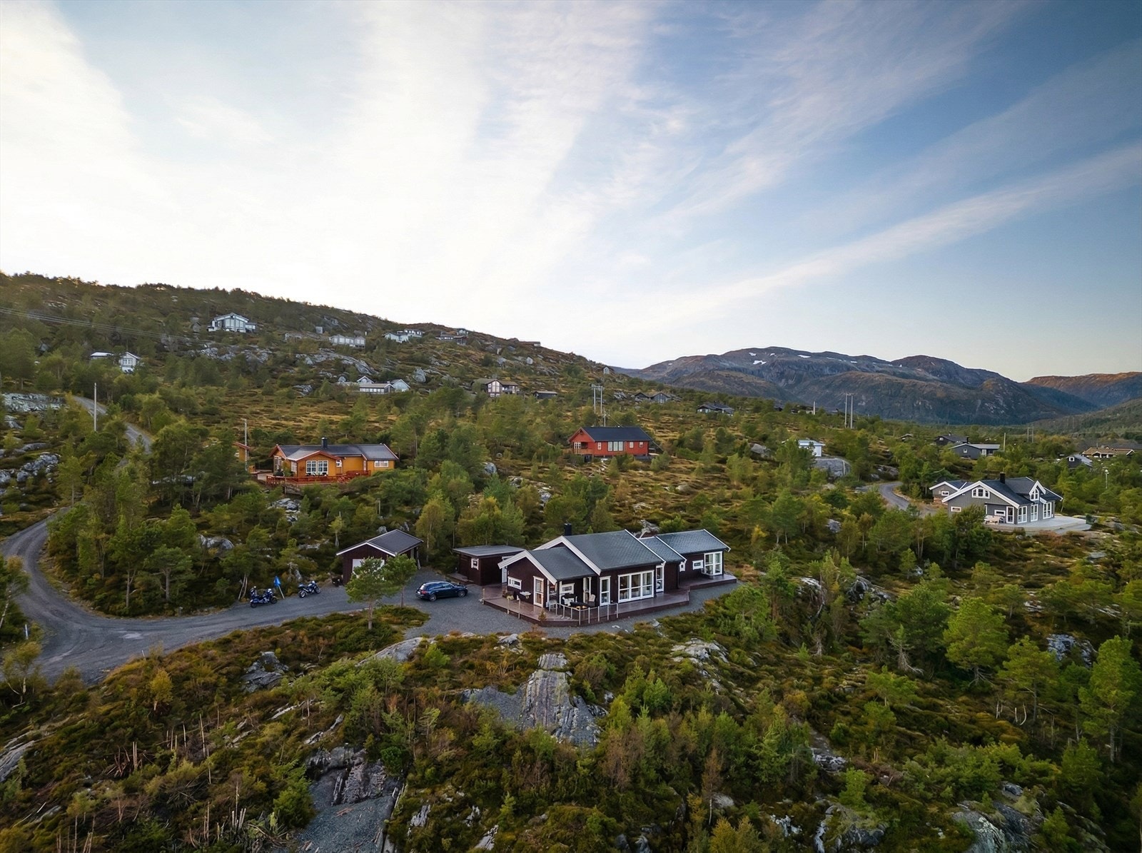 I Hamnabukta ligger Lensvik hurtigbåtkai, hvor man fraktes til Orkanger og Trondheim på rundt 30 minutter. Galleribilde