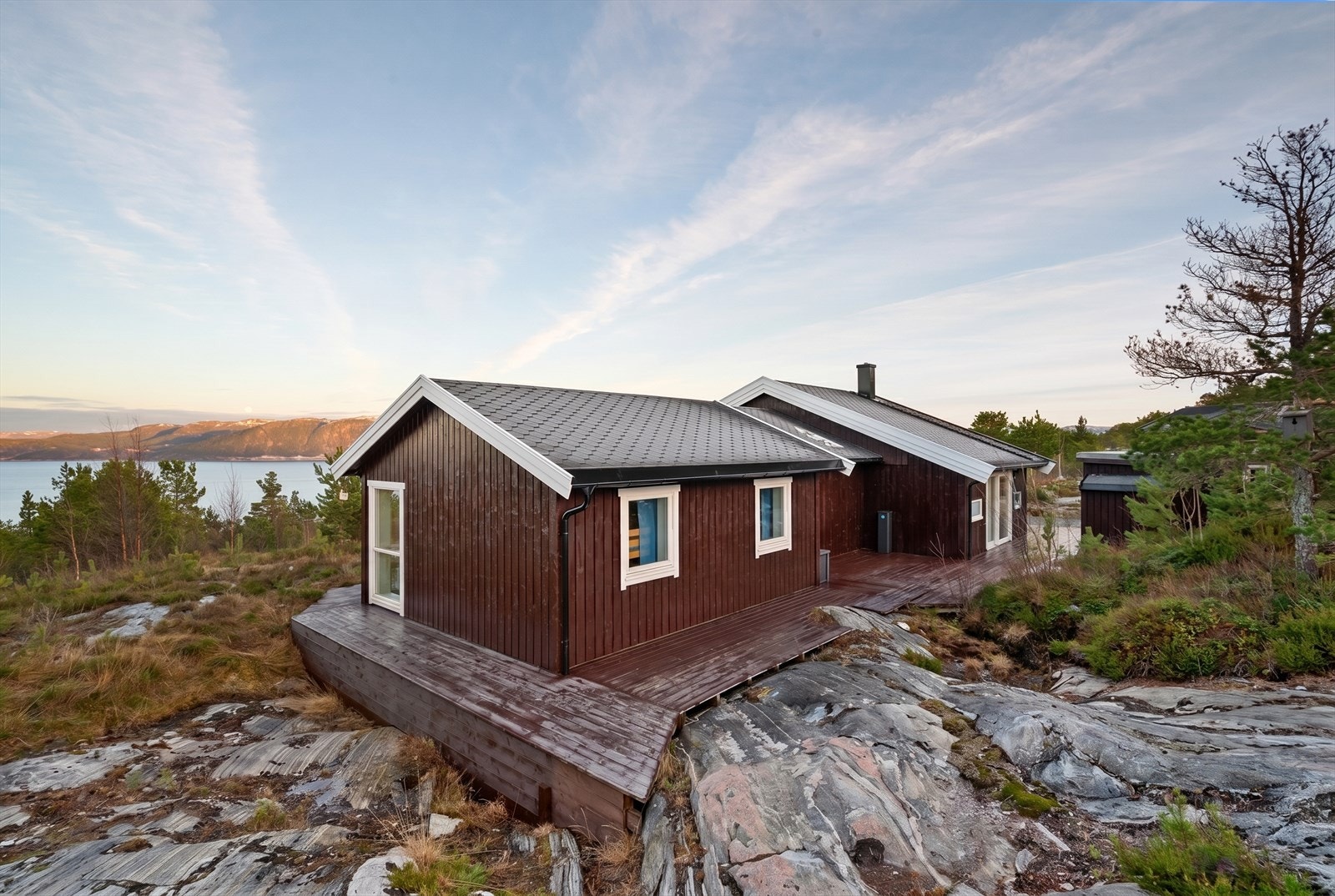 Hytta har en nydelig beliggenhet på Nordåsen hyttefelt i Orkland kommune - med lite innsyn fra naboer og forbipasserende. Galleribilde