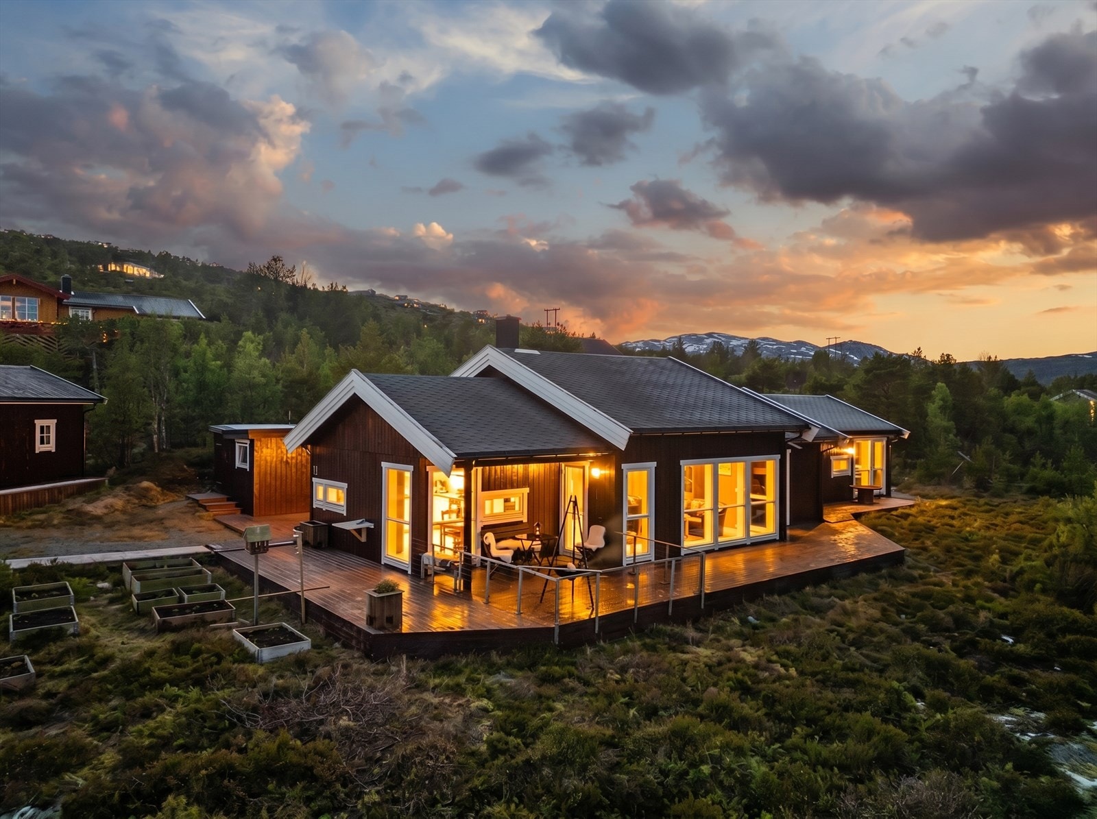 Velkommen til Nordåsen Hyttefelt 72 - en lun, moderne og innbydende hytte med Slående panoramautsikt, som gir et vakkert bakteppe for hyggen utendørs.
Foto: Interiørfoto v/ Haukdal. Galleribilde