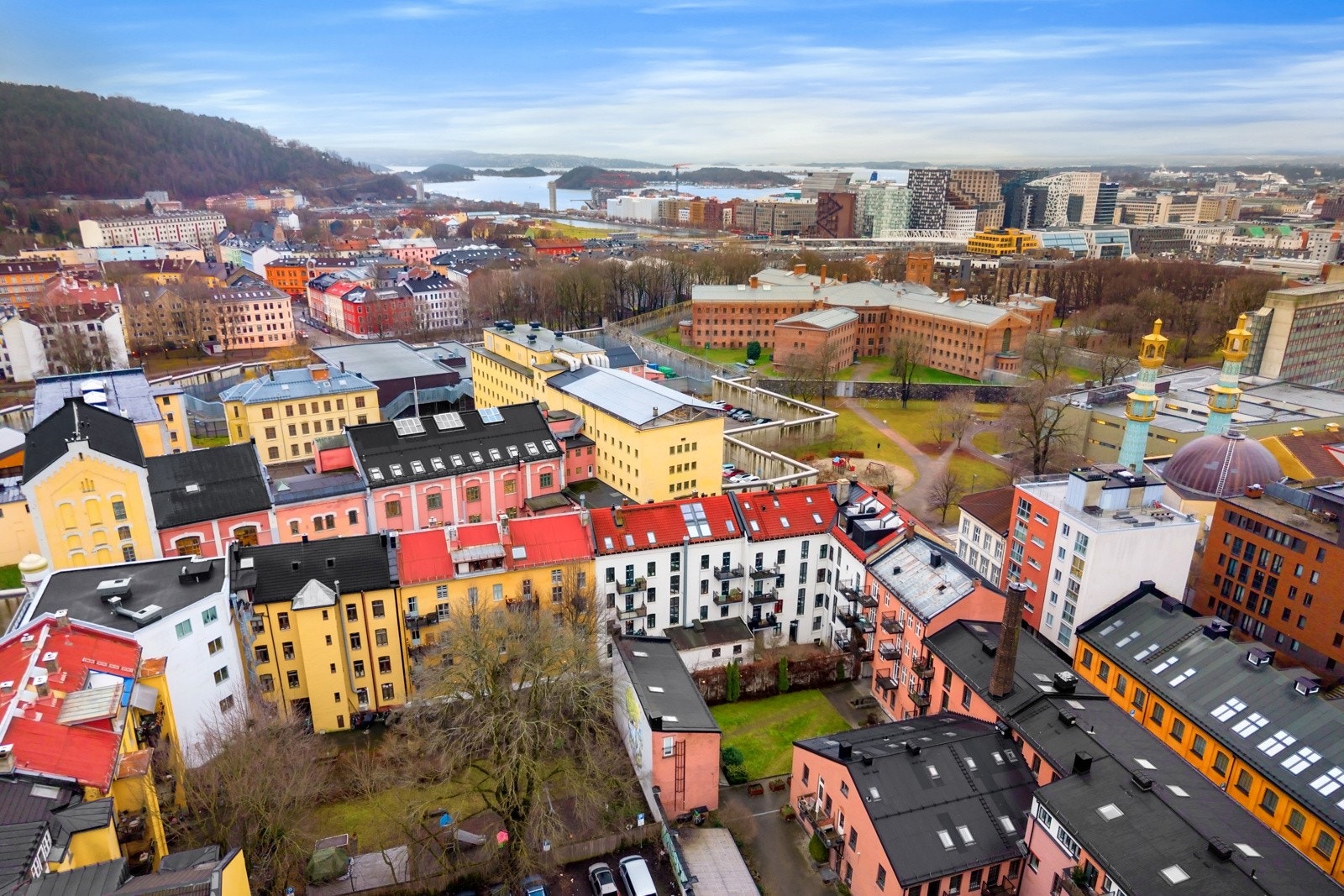 Eiendommen ligger sentralt og tilbaketrukket på Tøyen, kun en kort spasertur fra parker, spisesteder og et bredt utvalg servicetilbud. Galleribilde