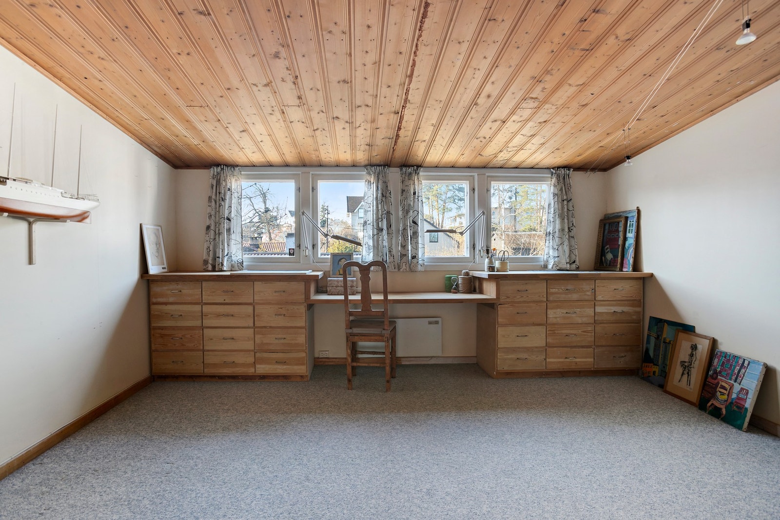 Soverom/kontor med plassbygget arbeidsbenk. Galleribilde