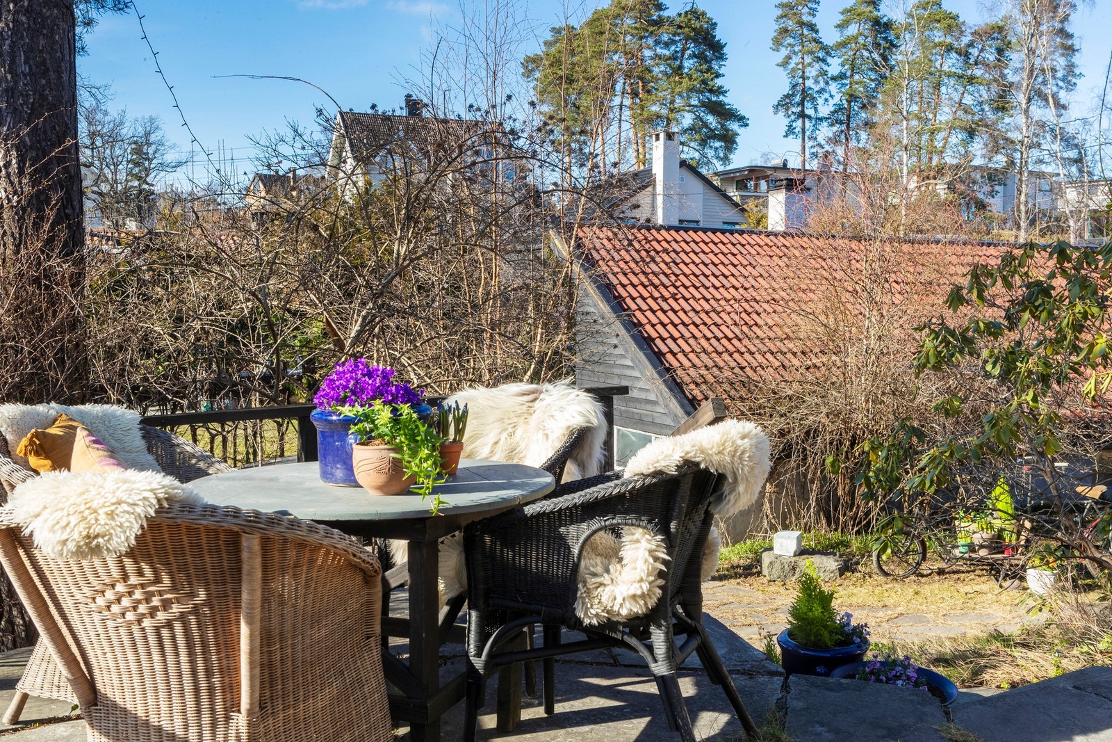 Solrik og hyggelig uteplass. Galleribilde