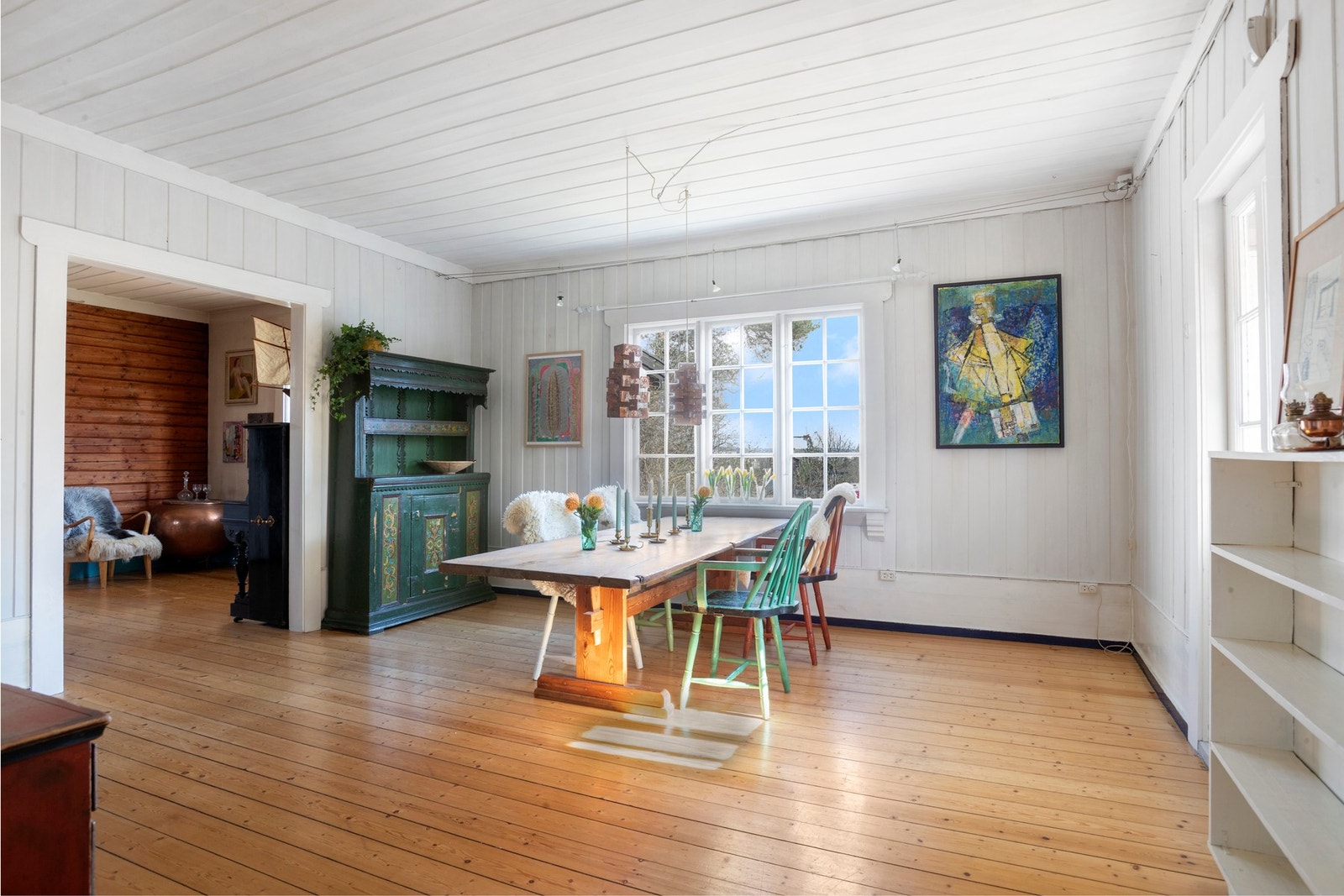 Spisestuen har utgang til glassveranda og hage. Galleribilde