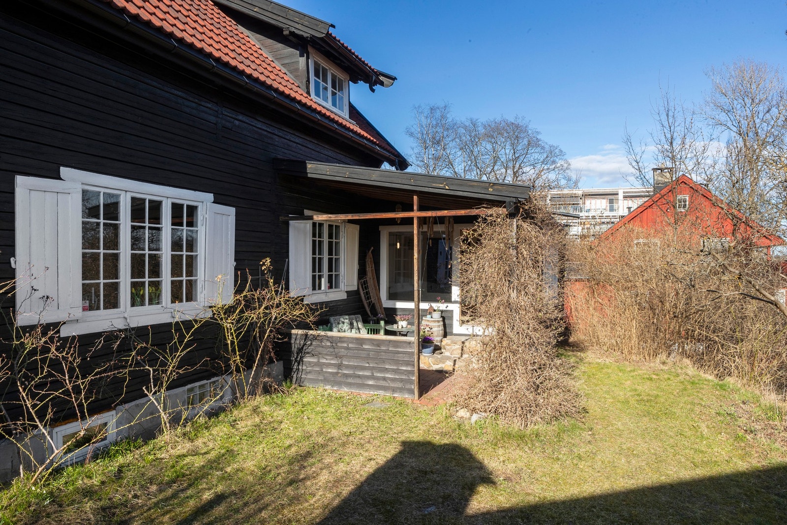 Hyggelig og usjenert uteplass med adkomst fra stuen. Galleribilde