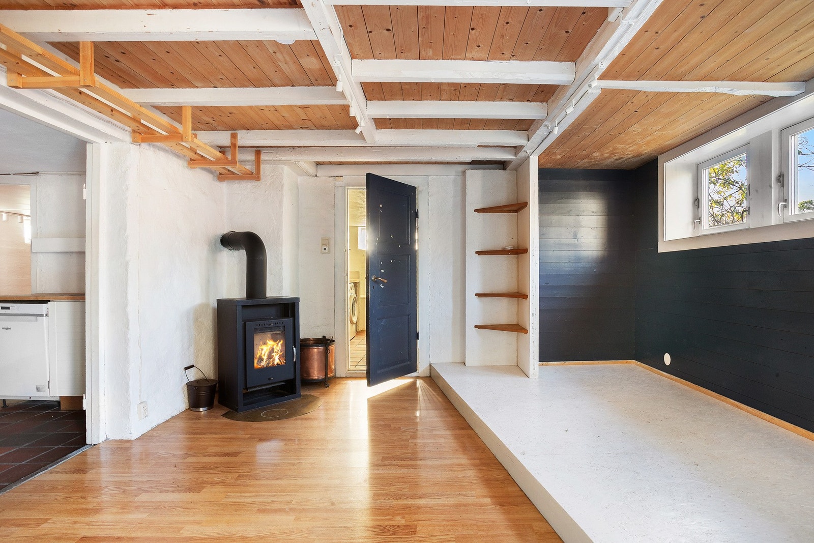 Kjellerstue med peisovn. Galleribilde