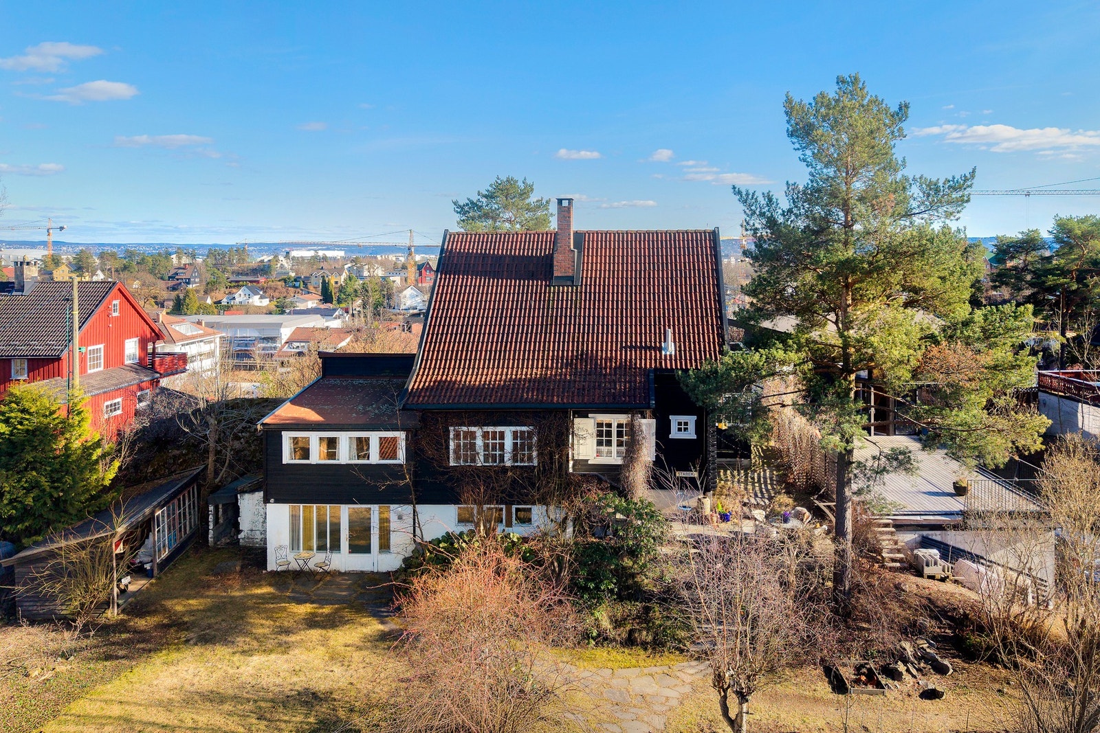 Velkommen til Gamle Drammens vei 54A, presentert av Anders Bonesmo, EIE Eiendomsmegling Stabekk. Foto: Diakrit/ Lars Boiesen Galleribilde