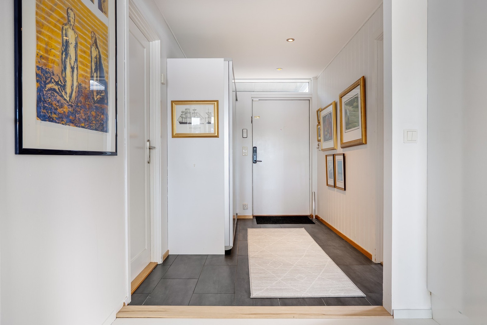 Entré med god oppbevaringsplass i integrerte garderobeskap. Galleribilde