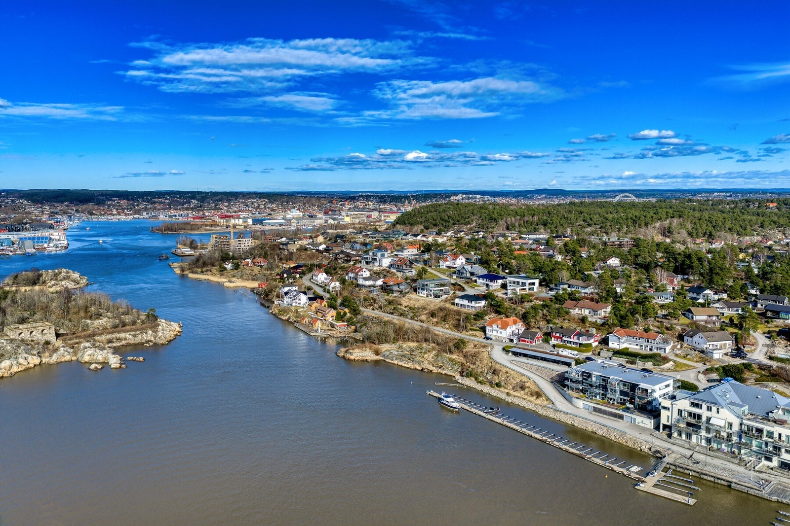 Innseilingen til Fredrikstad med Huthholmen i bakgrunn. Galleribilde