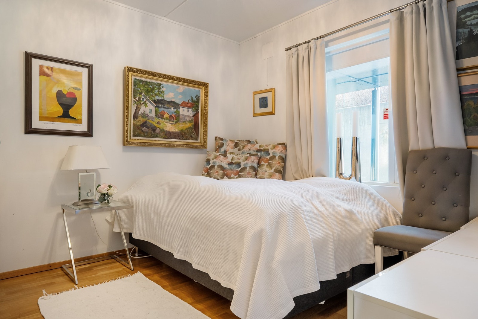 Romslig soverom med plass til dobbeltseng Galleribilde