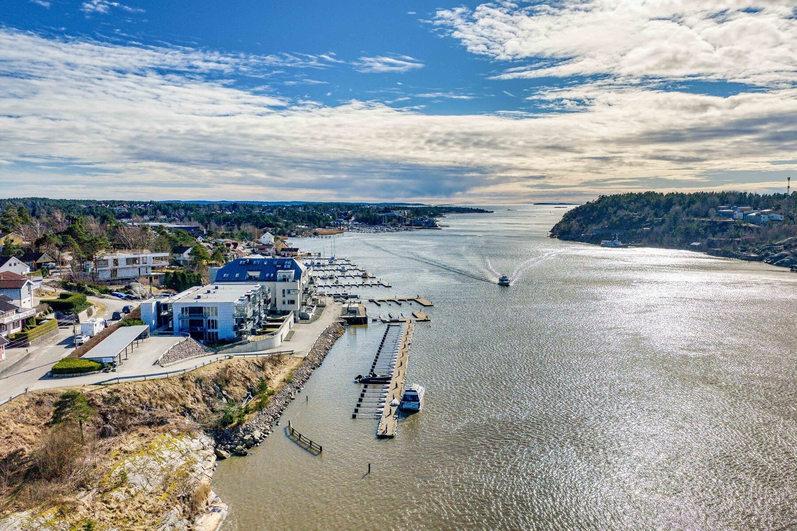 Velkommen til Fastingsvei 14 - Her får du egen brygge, 2 p.plasser og "king size" terrasse ved vannet. Galleribilde