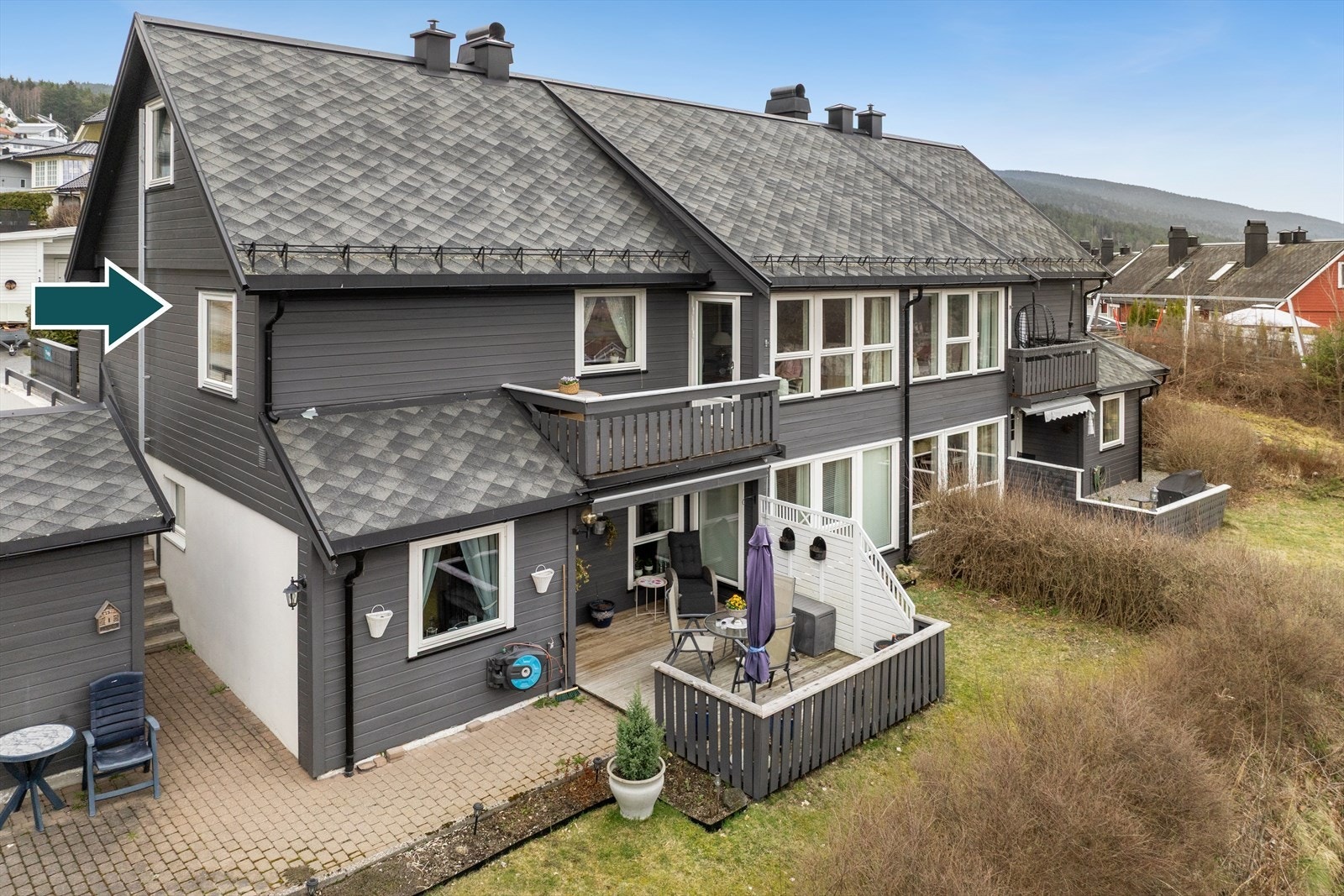 Leiligheten er lys og innbydende og går over to plan i et frittliggende bygg fra 1992.
Leiligheten ligger i byggets 1. etasje med en innredet loftetasje. Galleribilde