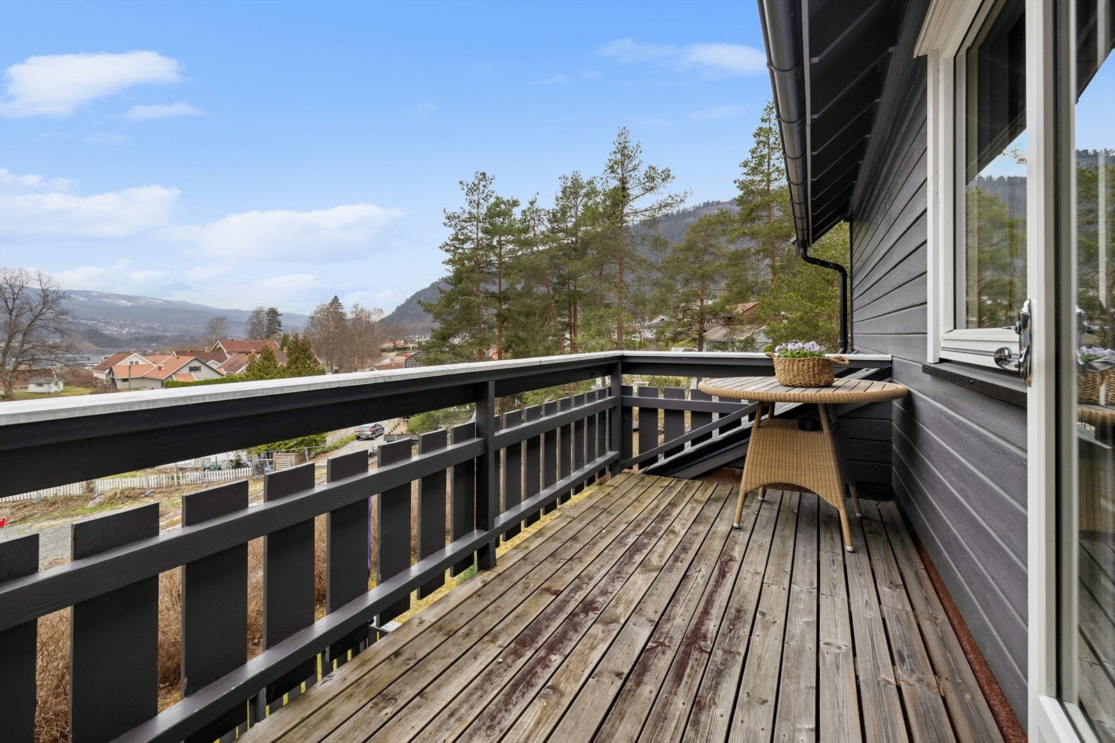 Fra stuen er det utgang til en solrik terrasse på ca. 6 m². Galleribilde