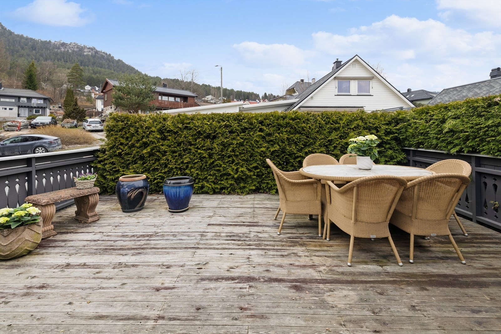 Foran boligen er det en romslig terrasseplatting på ca. 30 m², som gir en fin uteplass til boligen. Galleribilde