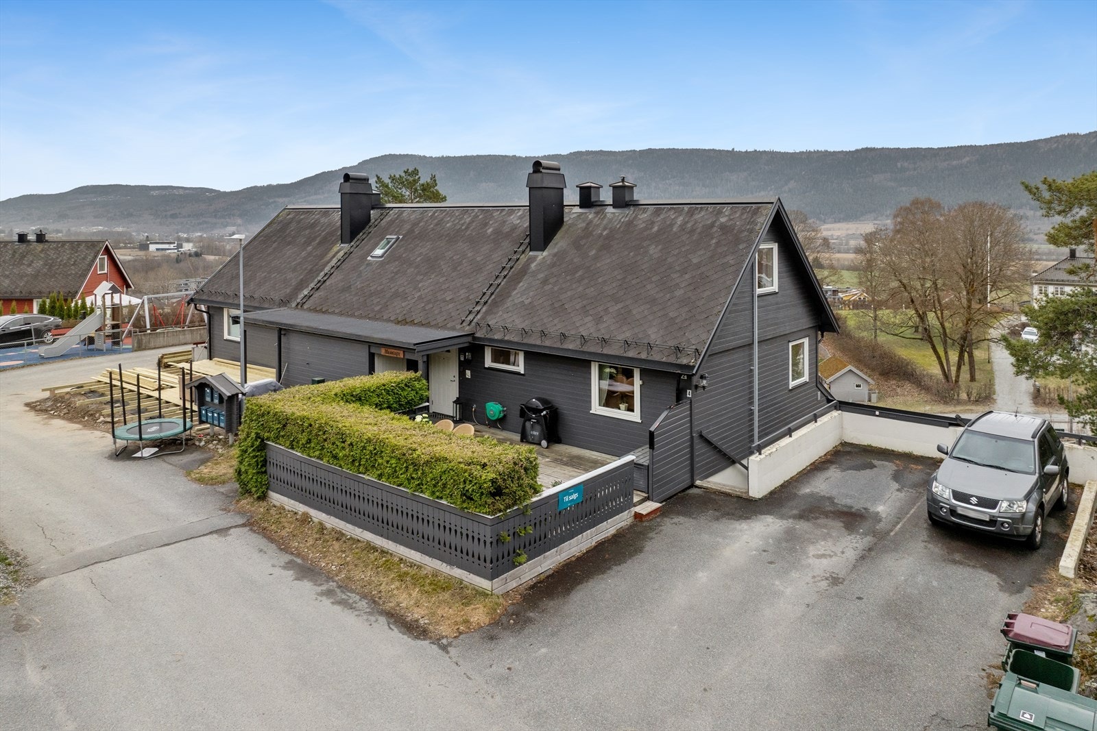 Sagstugrenda 2 ligger i et svært attraktivt boligområde med kort vei til store grøntområder og turstier som gjør det enkelt å nyte naturen året rundt. Galleribilde