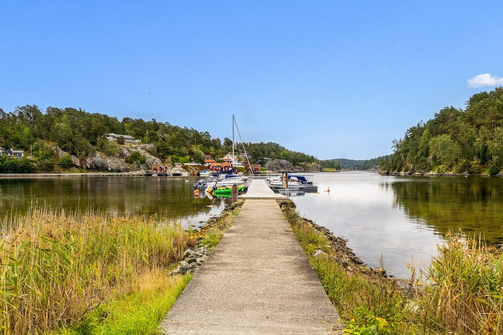 Felles bryggeanlegg med båtplass. Badestige ytterst på brygga. Galleribilde