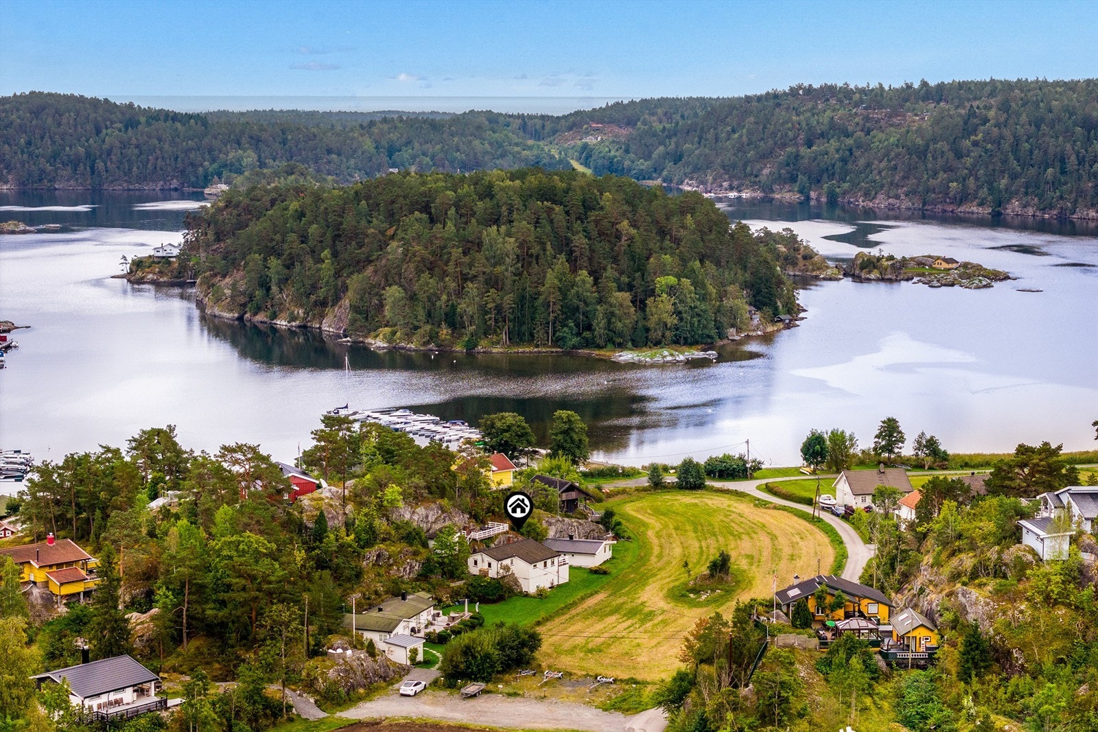 Fra hytta er det kun en liten spasertur ned til sjøen. Galleribilde