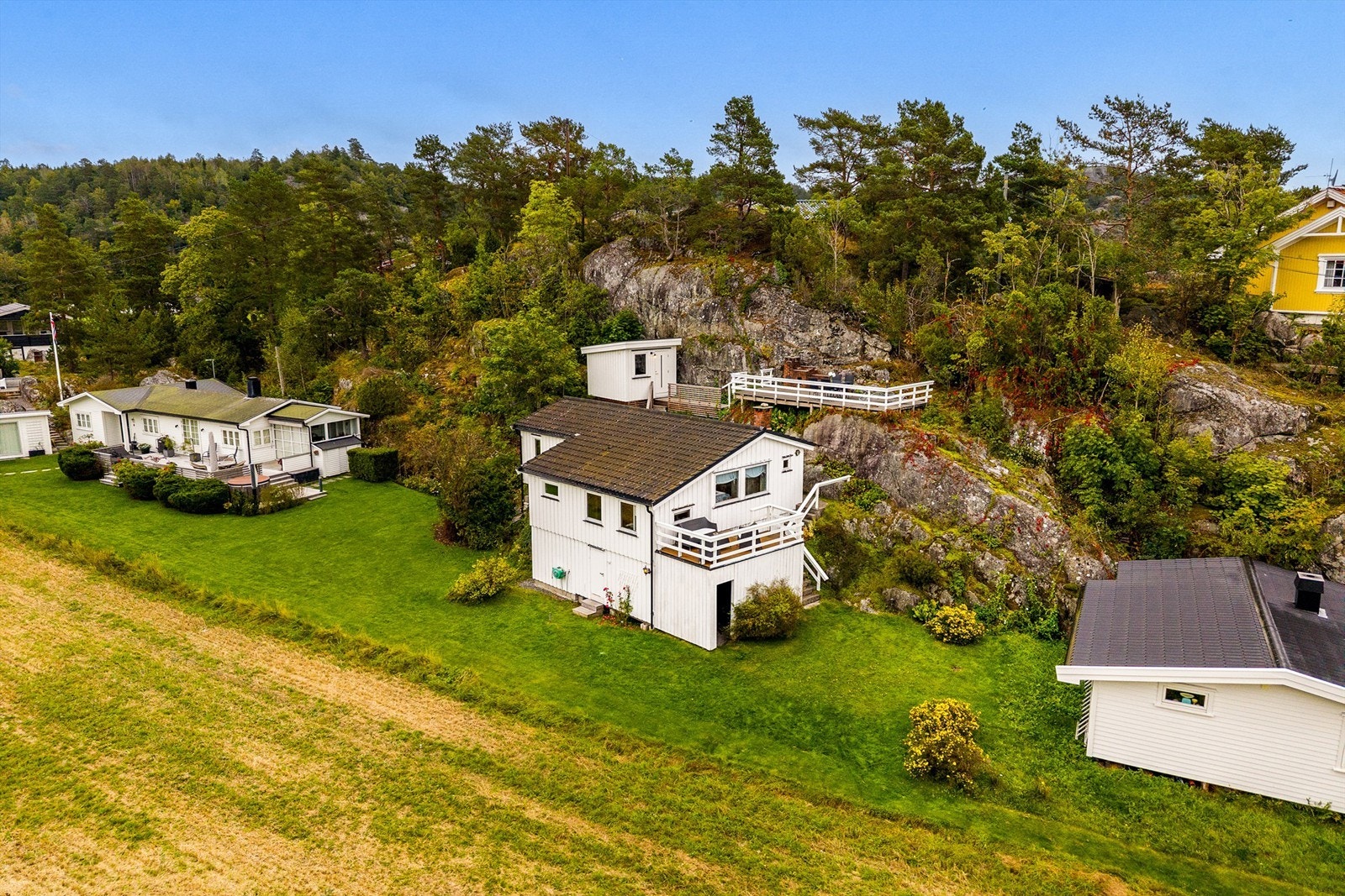 Landlig idyll med dyrket mark i umiddelbar nærhet. Galleribilde