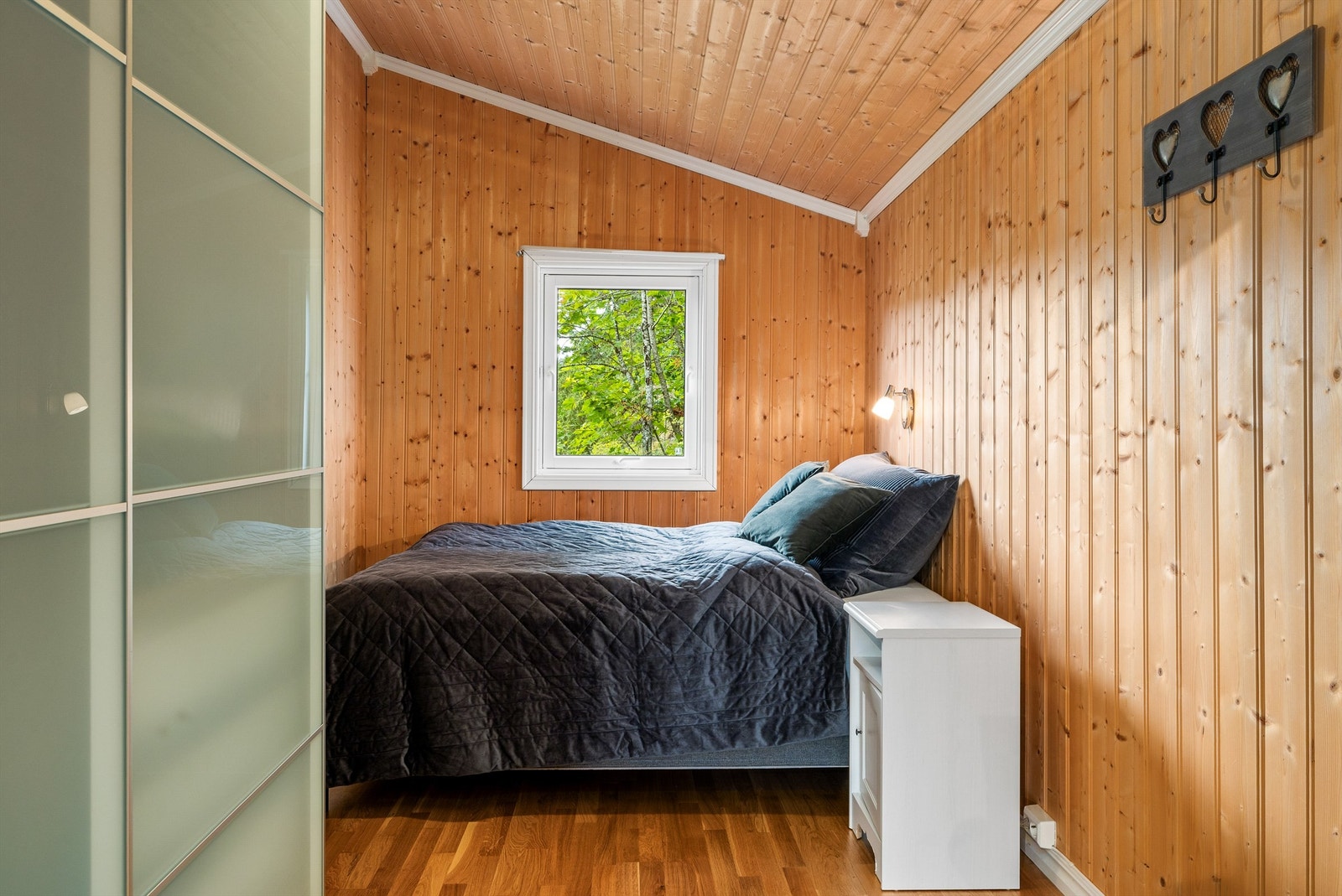 Soverommene i hytta holdt i ubehandlet panel på vegger og himlinger. Galleribilde