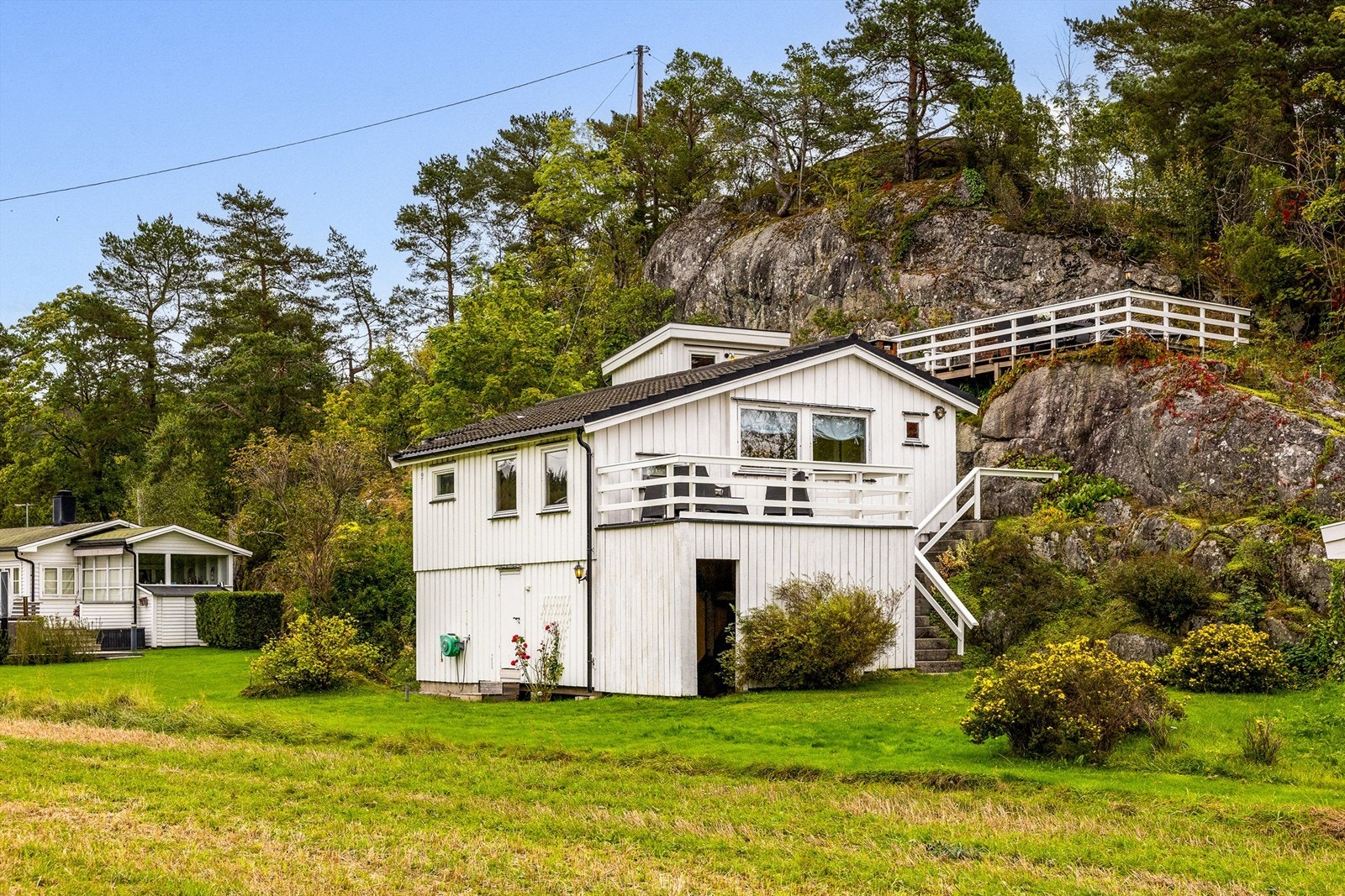 Hytta ligger idyllisk til, Usjenert, midt i det grønne og ved vannet. Galleribilde