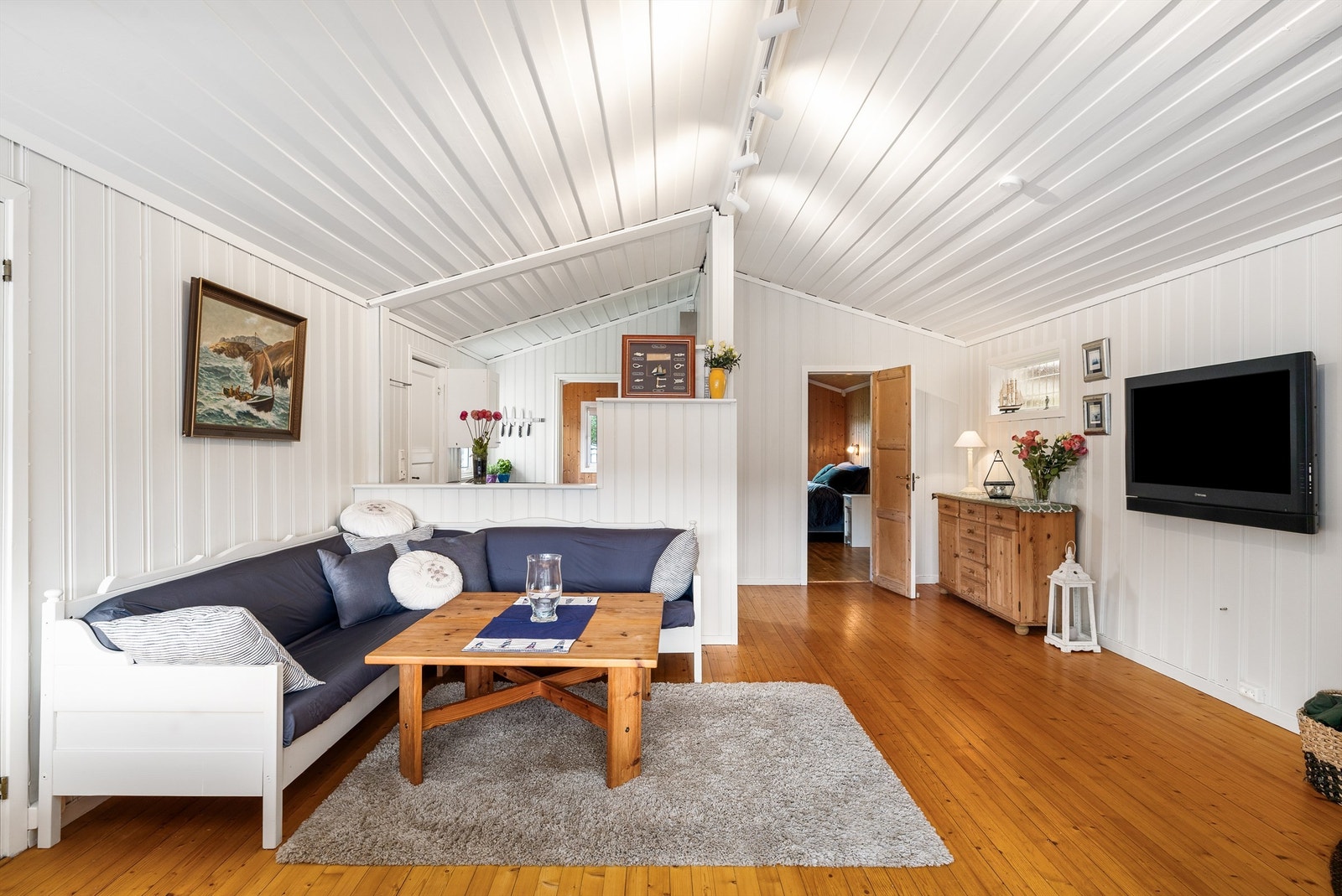 I stua kan du slappe av i en rommelig og fin sofa. Galleribilde