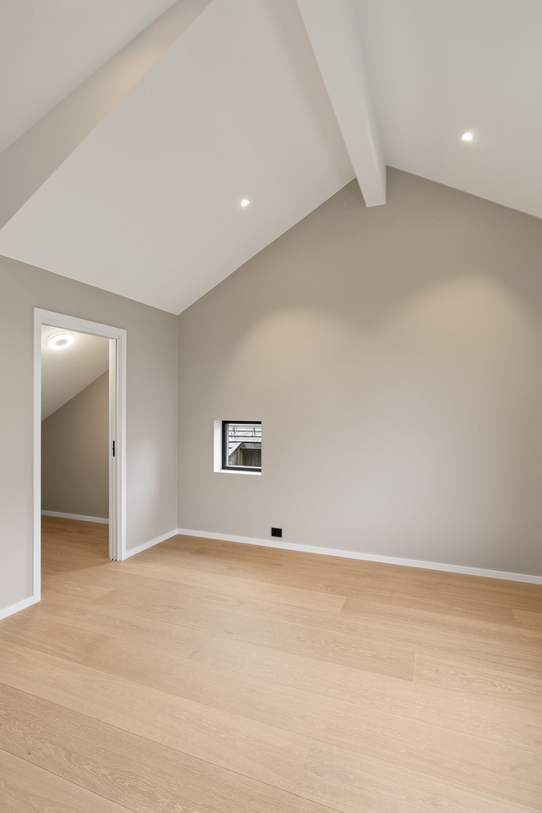 Hovedsoverom med svært god takhøyde og størrelse på rommet, med egen walk-in garderobe. Galleribilde