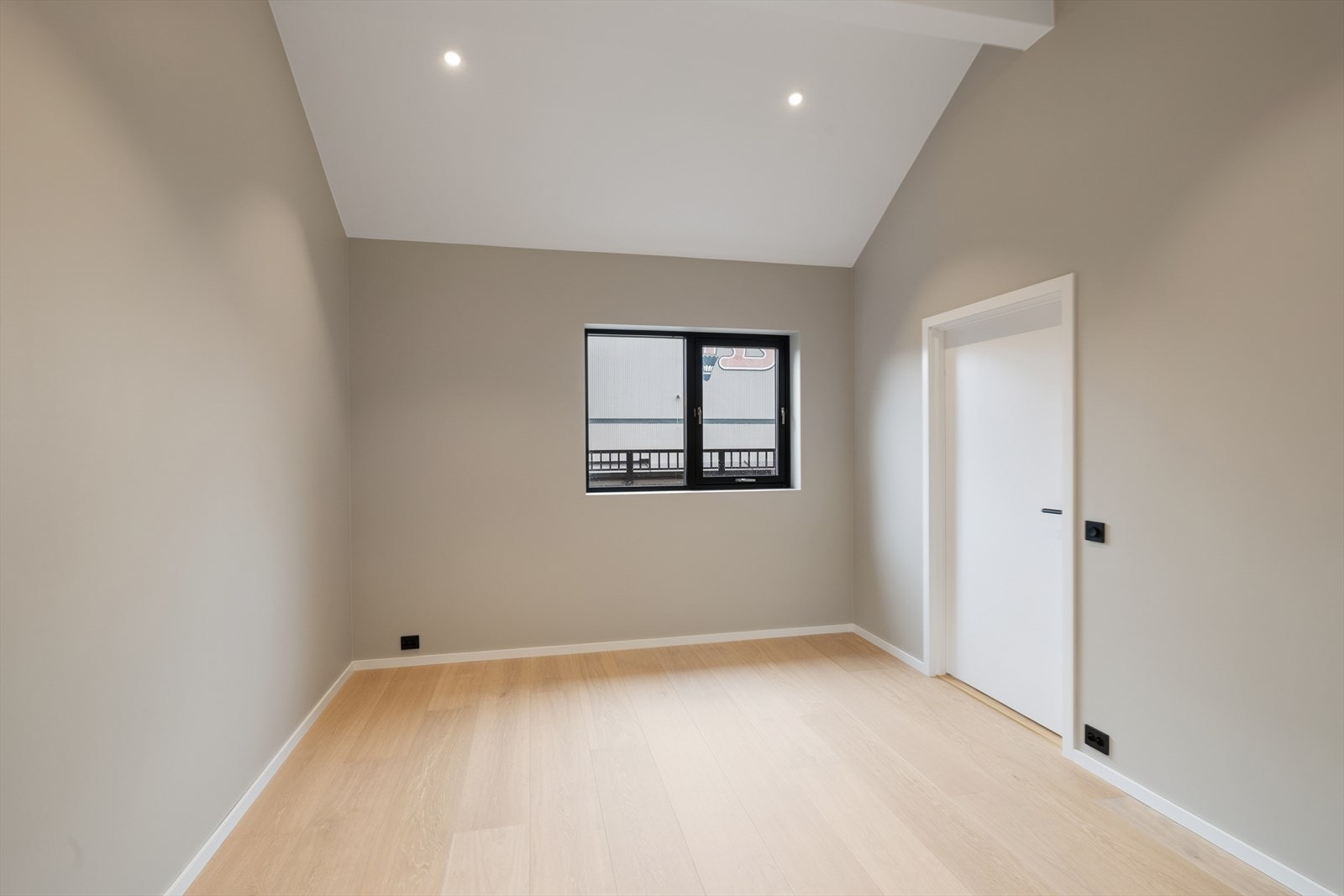 Hovedsoverommet har god plass til både dobbeltseng og annet møblement, med eget rom for garderobe Galleribilde