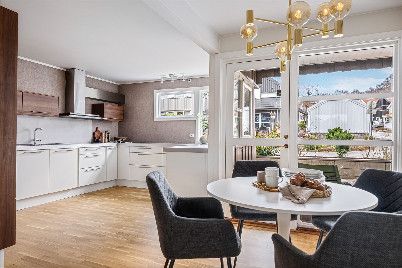 Plass til spisebord både på kjøkken og i stue. Galleribilde