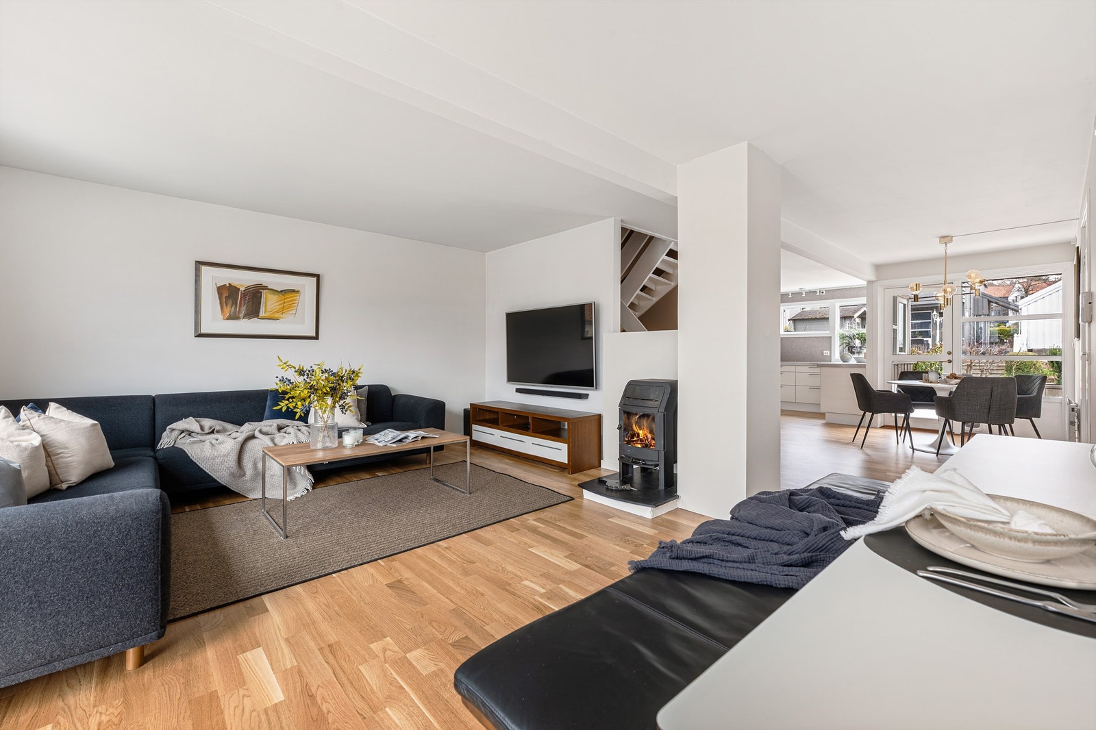 Boligen går over 3 plan og har lys og åpen stue, kjøkken, entré og gjestewc i hovedetasjen. Galleribilde