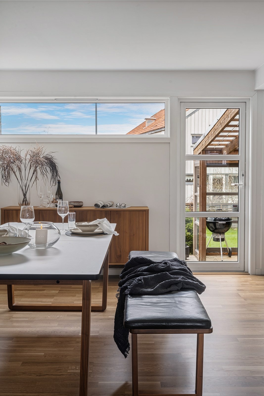 Utgang fra stue til vestvendte hagen. Galleribilde