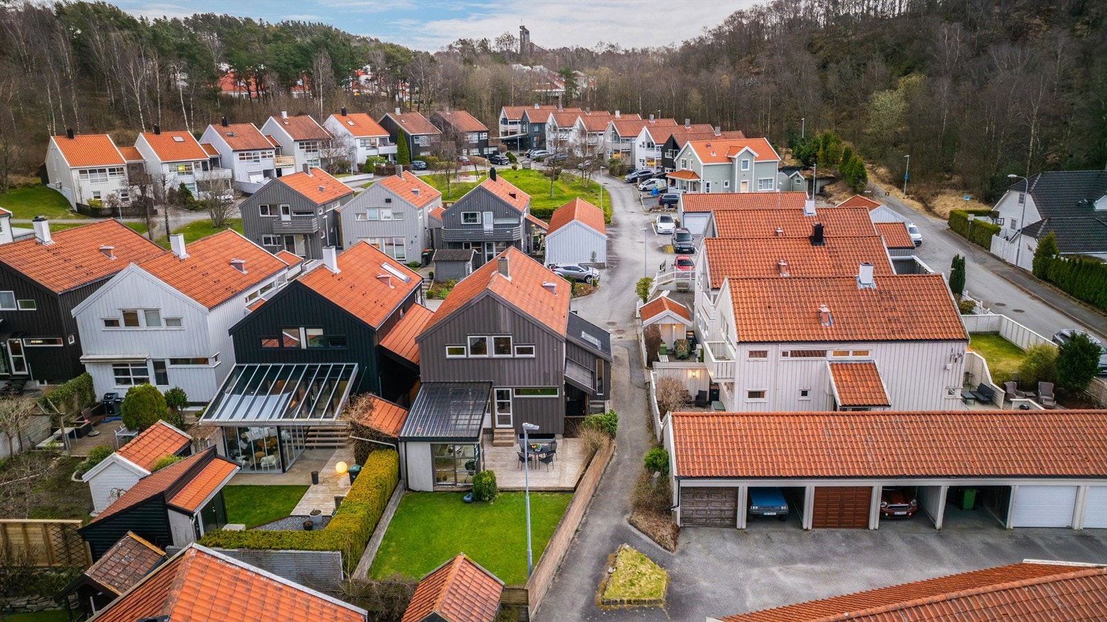 Eiertomt på 199 kvm. Fin endetomt med solrik hage og terrasse, hagestue samt terrasse ved inngangsparti. Boligen ligger i et etablert nabolag. Inngjerdet og fin vestvendt hage. Galleribilde