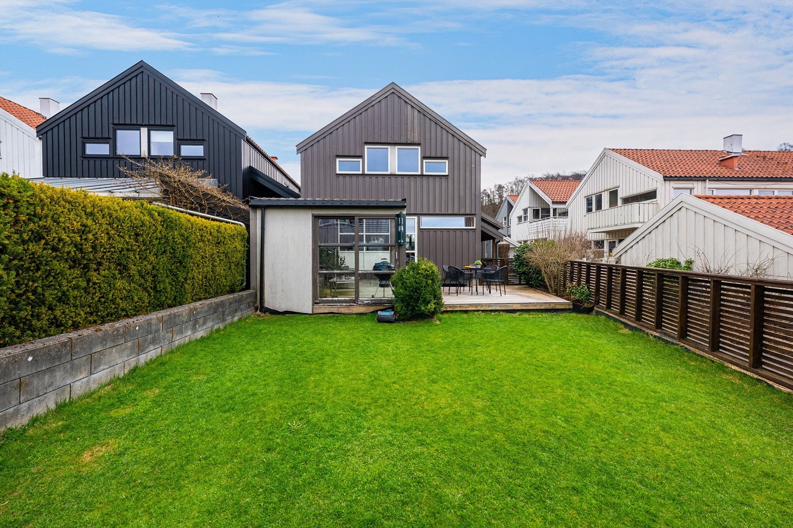 Hagen er inngjeredet og har plass til både hagemøbler, grill og trampoline om ønskelig. Galleribilde