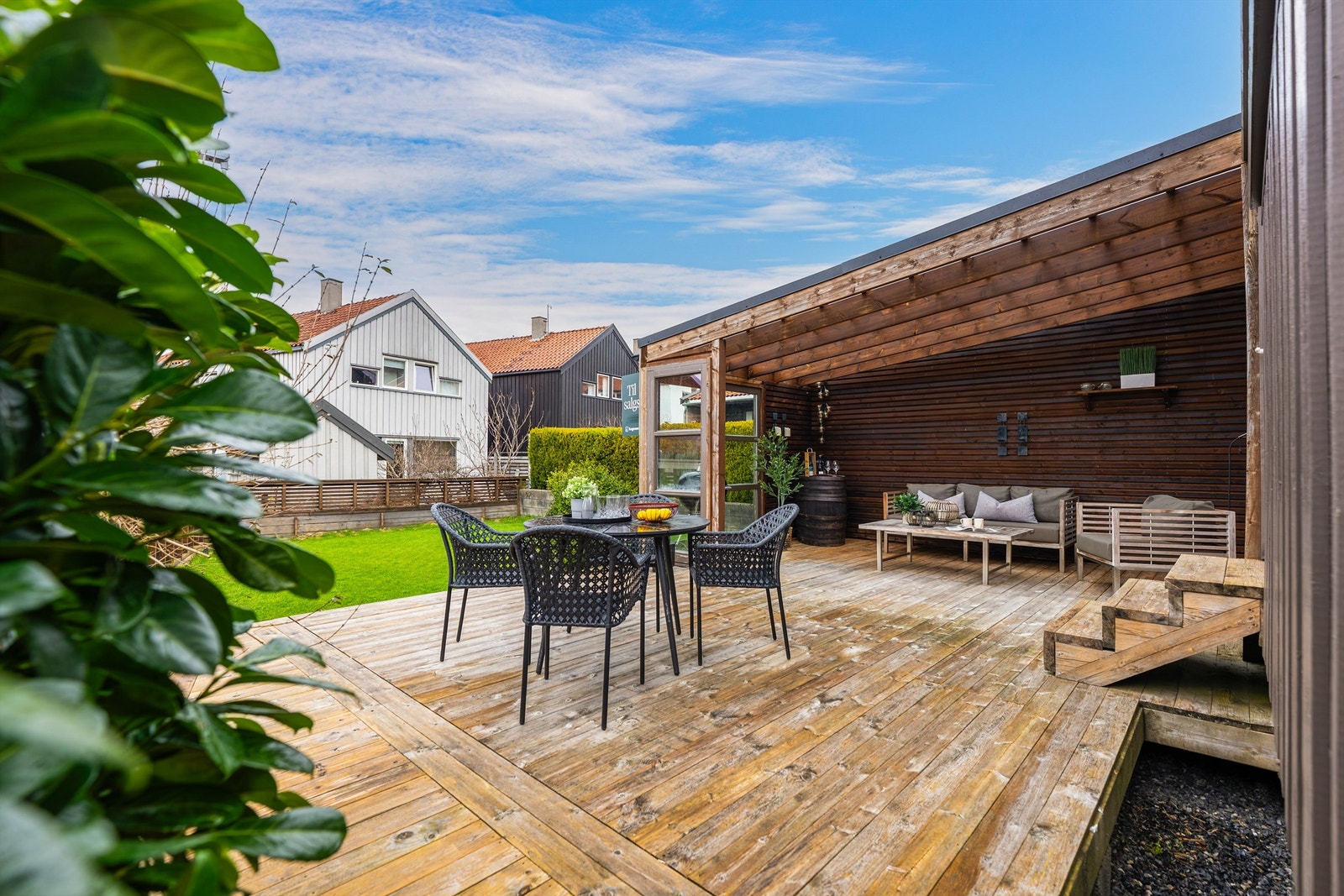Fra stue er det utgang til vestvendt, solrik terrasse og hage. Galleribilde