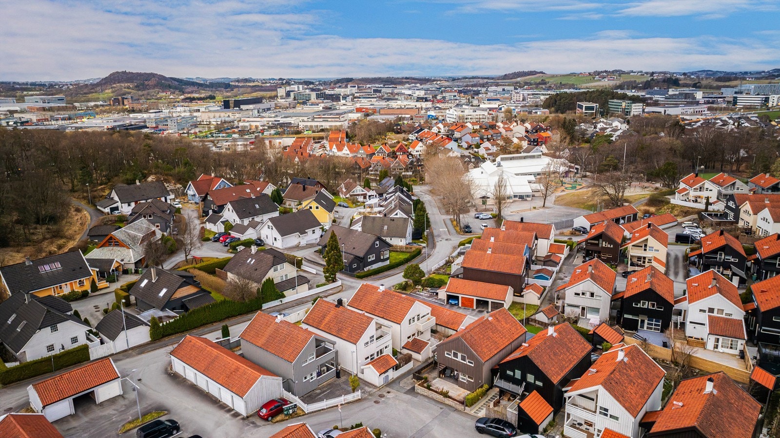 Smågamyrtunet 8, en innholdsrik enebolig med sentral beliggenhet på Godeset, like ved Gausel/Forus. Fra boligen er det kort gangavstand til barnehager, dagligvarebutikker, busstopp og arbeidsplassene på Forus og i Jåttåvågen m.m Galleribilde