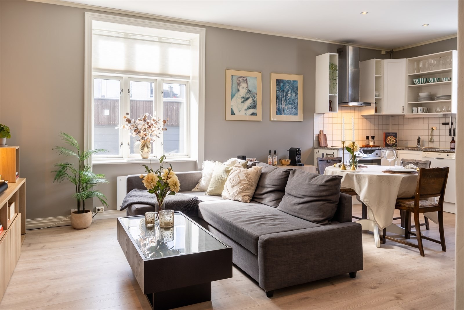 Leiligheten ble i sin helhet malt i 2021 og ligger i en høy 1.etasje. Galleribilde
