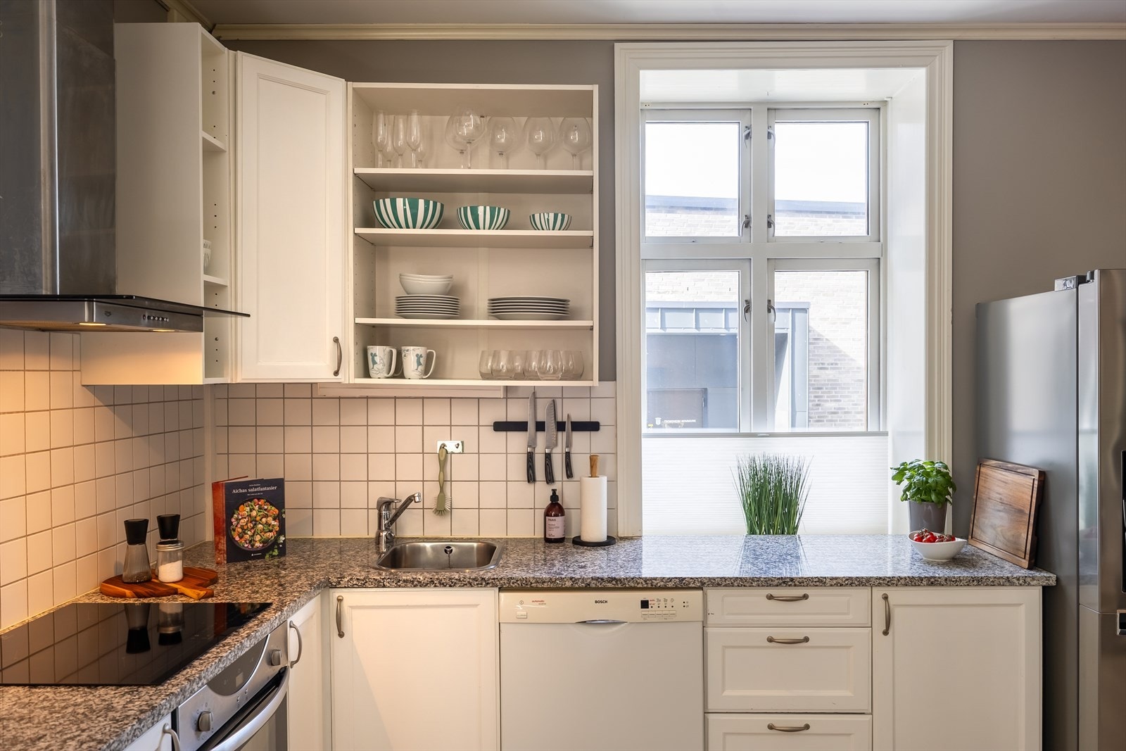 Kjøkkenet byr på integrerte hvitevarer som oppvaskmaskin, platetopp og stekeovn, samt et frittstående kombiskap. Alle hvitevarene på kjøkkenet medfølger handelen. Induksjonsovnen er ny fra 2021. Galleribilde