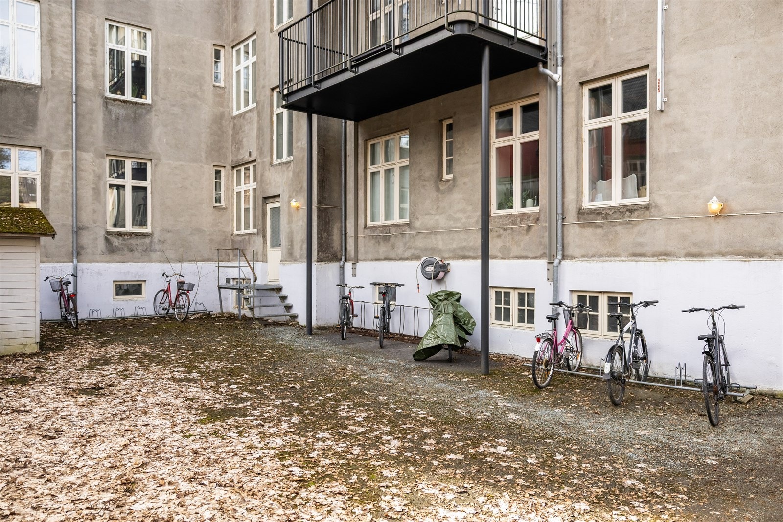 Det er sykkelparkering i bakgård. Galleribilde