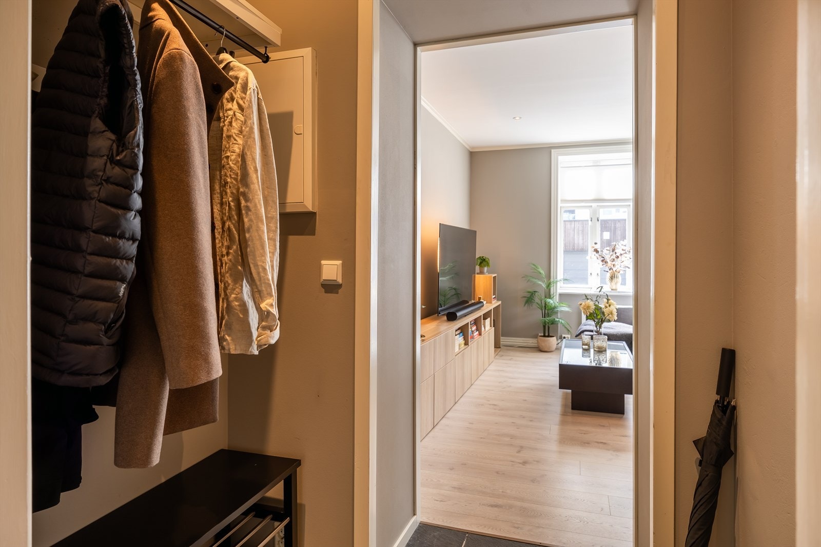 Leiligheten har en entré på 3 m² med praktisk oppheng for ytterklær. Galleribilde