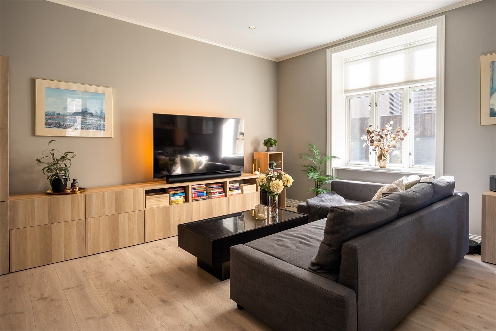 Den åpne stue- og kjøkkenløsningen er på 30 m². Galleribilde