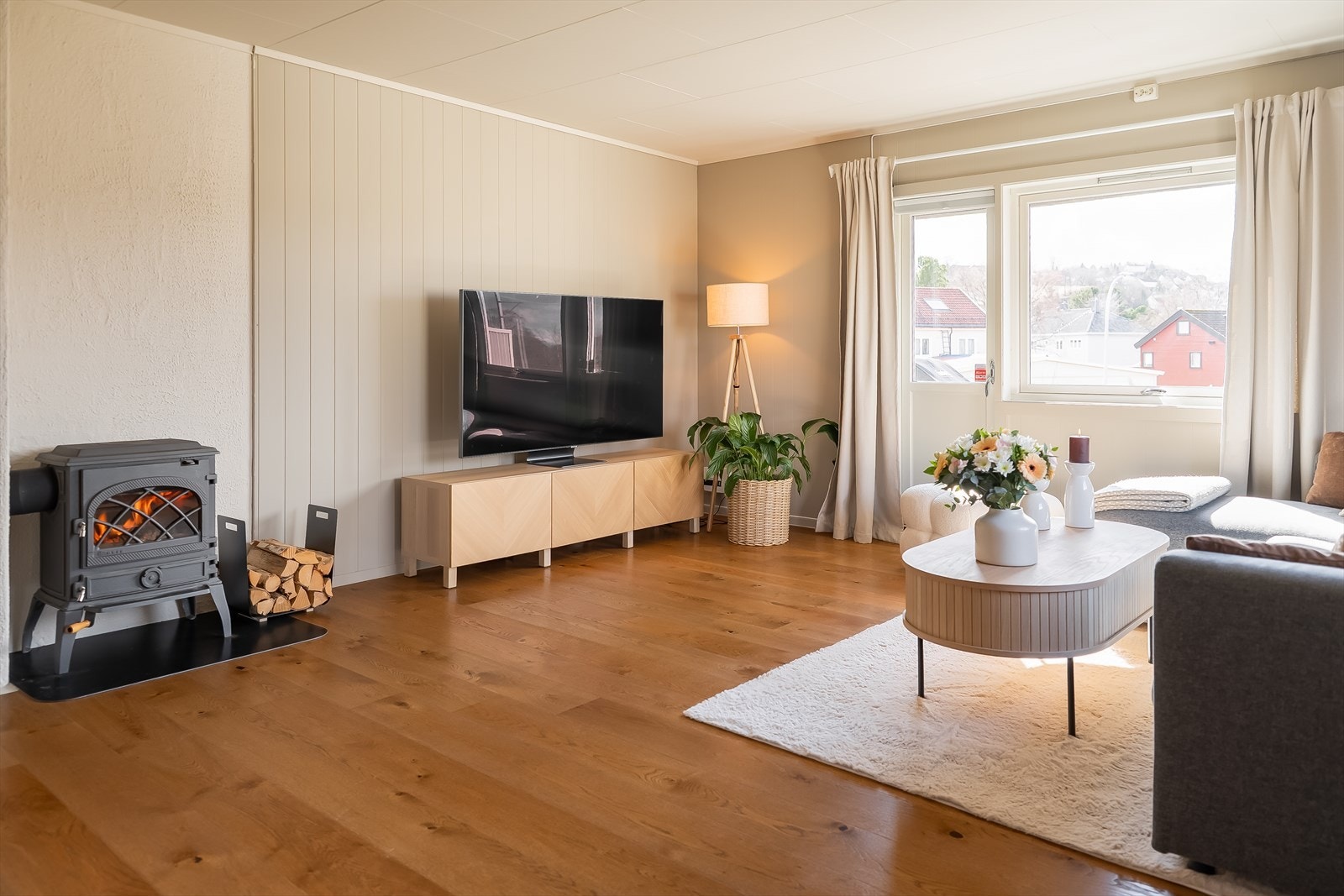 Vindusflater i flere himmelretninger sørger for godt med naturlig lysinnslipp til stuen. Galleribilde